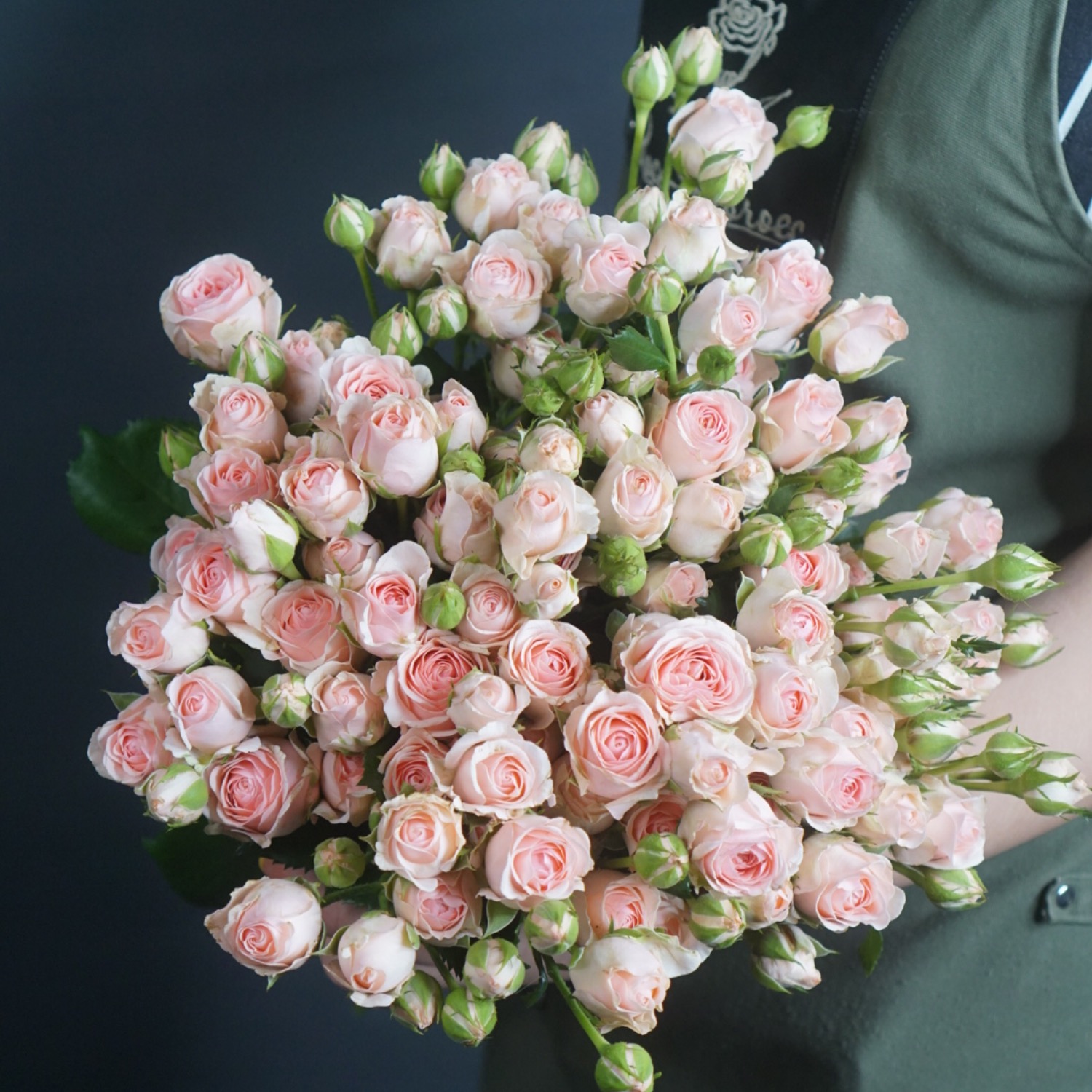 А) 21 Роза Кустовая Полина 50 см и скидки в интернет магазине цветов Роз  Новоросс