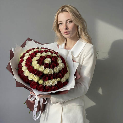 101 Роза Кения Микс "Спираль" 40 см (Красно-Белая).