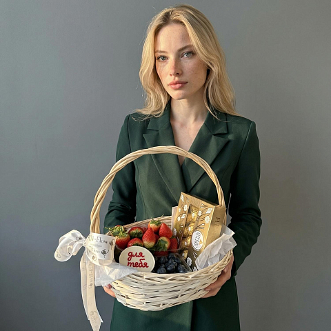 Корзина с фруктами, конфетами мини-тортиком.