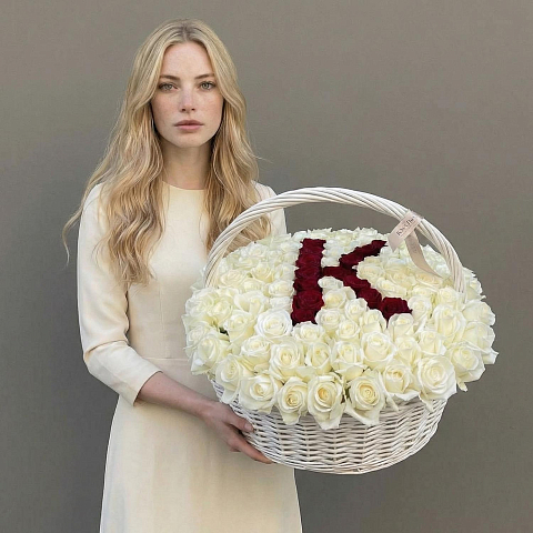 Корзина 101 роза с Буквой. Бело-красная.