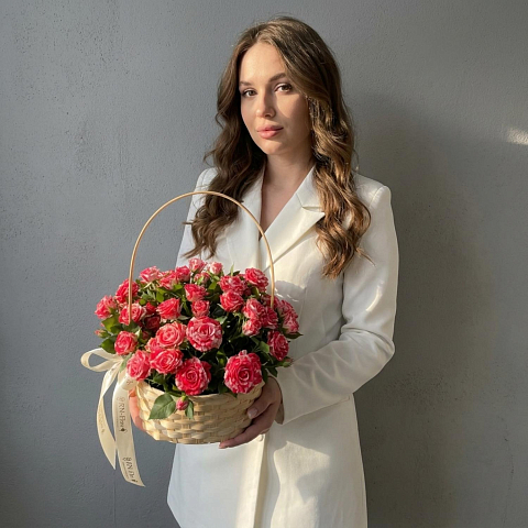Корзина с цветами. 9 Роза Кустовая "Файрворкс".