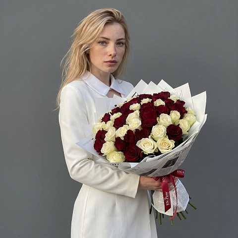 51 Роза Красно-Белая "Мадам Ред", "Атена" 40 см . (Микс)