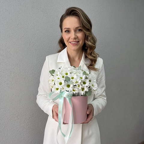 Коробка с цветами. 9 Кустовых Хризантем "Чик", Эвкалипт