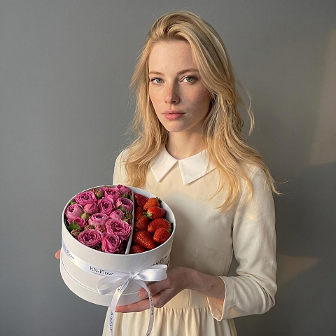 Коробка с Кустовой Пионовидной Розой "Мисти Баблс", Клубника.