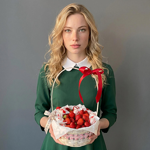 Корзинка с Клубникой и Конфетами.