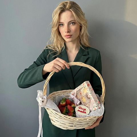 Корзина с клубникой, молочными конфетами, мини-тортик.