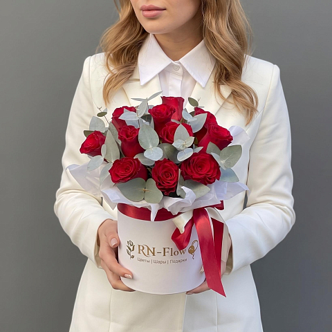 Коробка с цветами. 15 Красных роз "Мадам Ред", Эвкалипт.