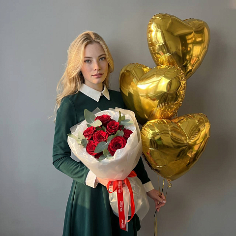 Комбо из 7 Красных Роз 40 см с эвкалиптом, 3 Золотых Шара Сердце.