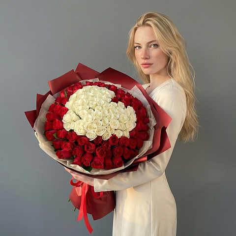 101 роза 40 см "Сердце". Красно-Белое. "Мадам Ред". "Атена".