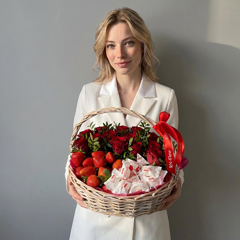 Корзина с розами, фруктами и конфетами.