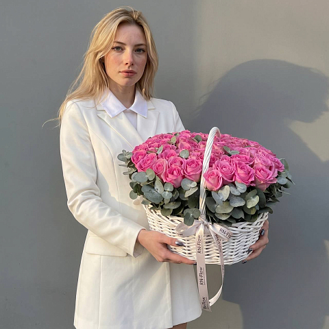 Корзина 51 Роза Розовая "Ревиваль" , Эвкалипт