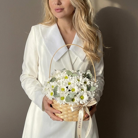 Корзина с цветами. 7 Хризантема Кустовая "Чик", Эвкалипт.
