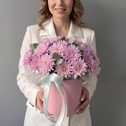 Коробка с цветами. 9 Кустовых Розовых Хризантем "Калимба", Эвкалипт.
