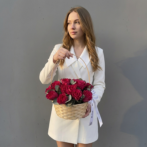 Корзина с цветами. 21 Маиновая Роза, Эвкалипт